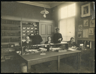 1609 Een groepsfoto van gemeente ambtenaren in het gemeentehuis van Wadenoijen in Drumpt aan de Burgemeester Meslaan. ...